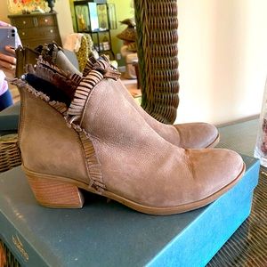 Bruno suede bootie